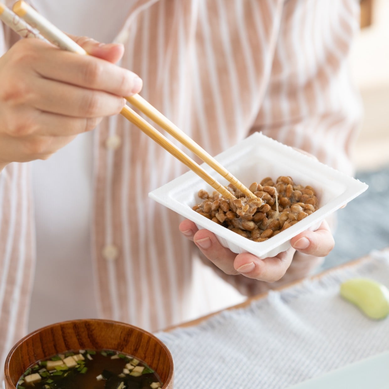 毎日1パックで不足栄養を補う。最強発酵食品「納豆」と組み合わせるともっと体が喜ぶ【健康食材4選】