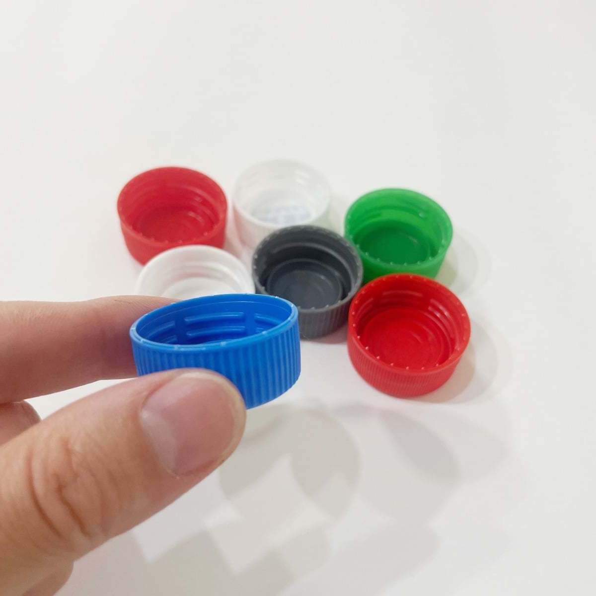 ペットボトルのふたを2つ組み合わせると「小さくて便利」「収納しやすい」【便利な活用術3選】