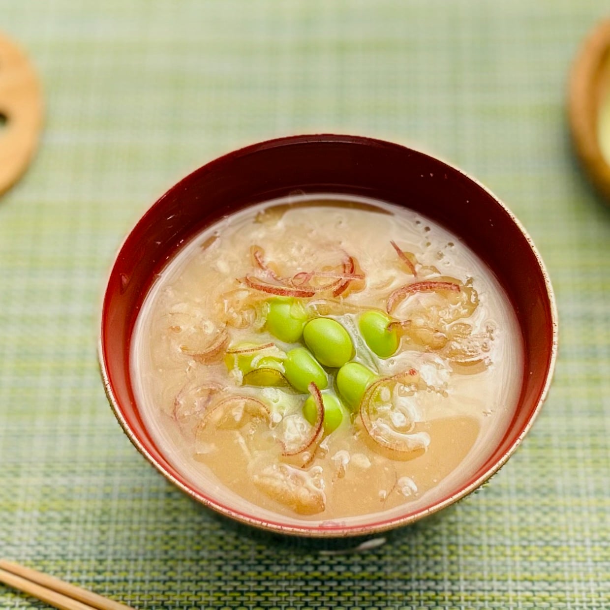  夏の「みそ汁」に2つ混ぜるだけ！たんぱく質や食物繊維も摂れるレシピ【夏バテ対策に】 