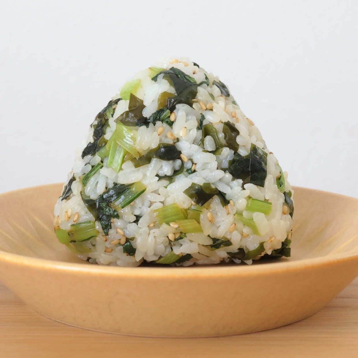  朝「おにぎり」に2つ混ぜるだけ！ミネラルやβカロテンも摂れるレシピ【夏バテ対策に】 
