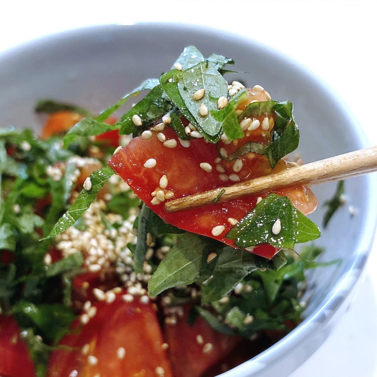  【1分クッキング】トマトとしそを切って和えるだけ。夏に毎日食べたくなる和え物レシピ「ポン酢と合う」 