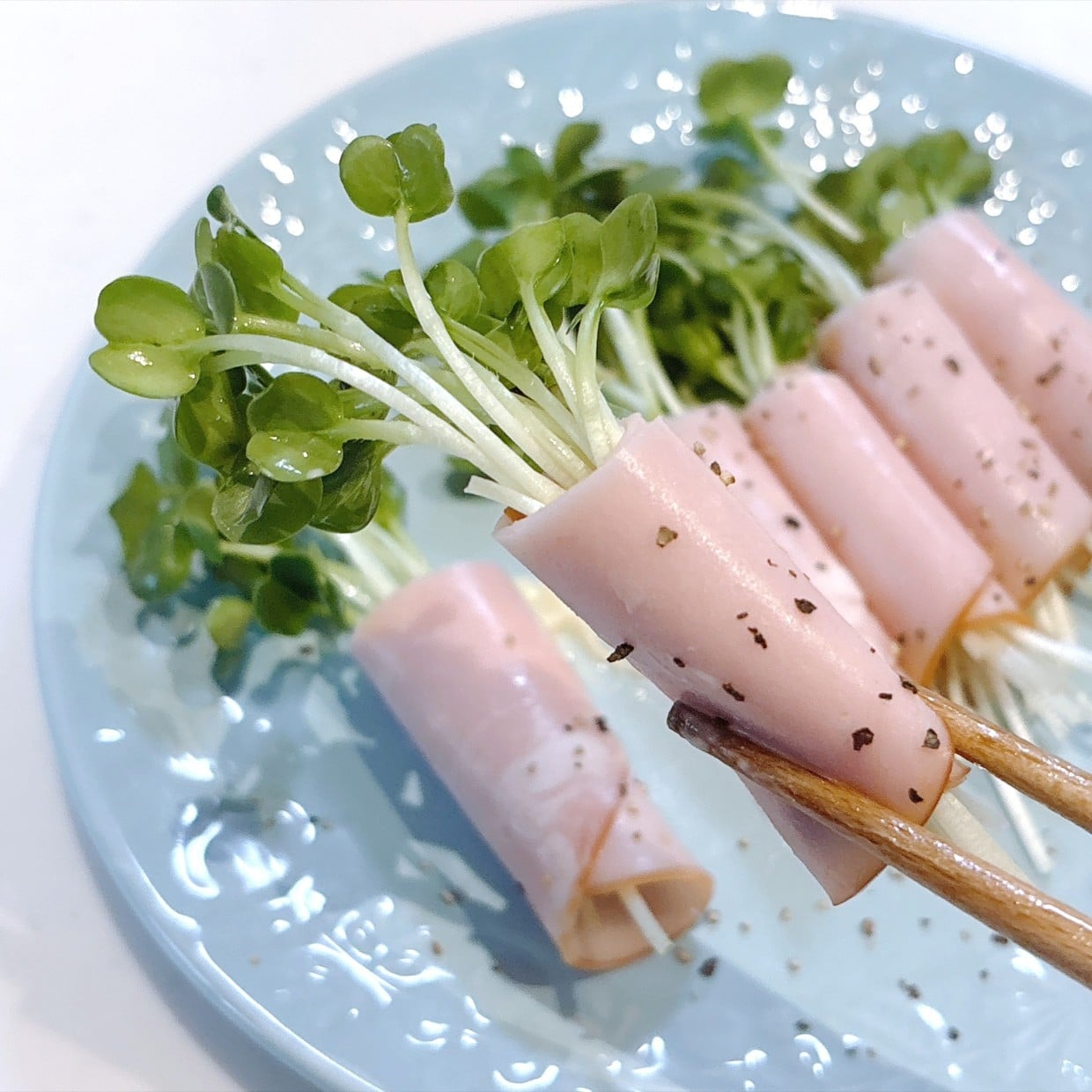  【1分クッキング】切って巻くだけ！かいわれ大根のハム巻き「辛味もマイルドに」「帰宅後1分で完成」 