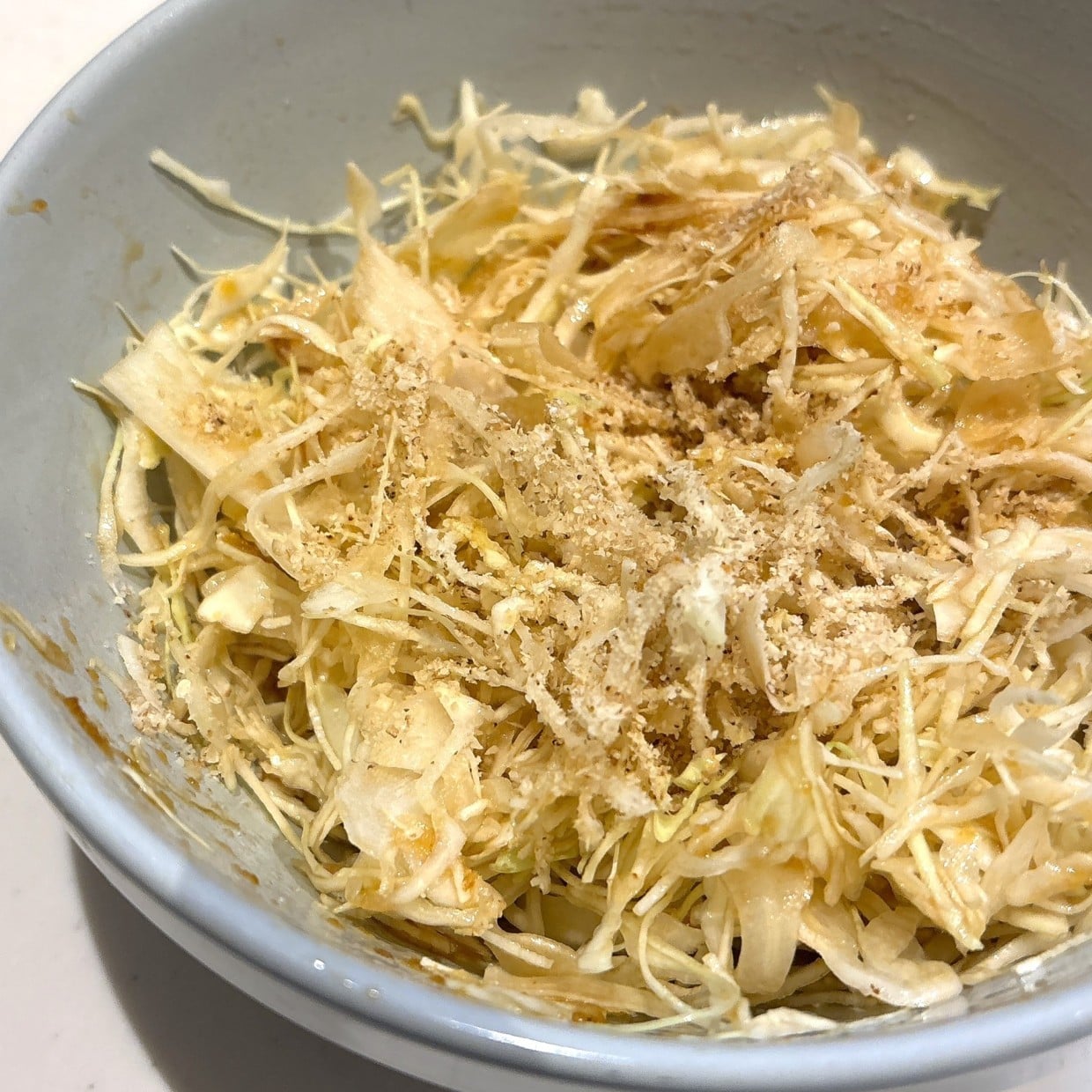  「無限に食べられるよ」「スタミナ満点」カットキャベツと定番調味料を混ぜるだけ【1分クッキング】 