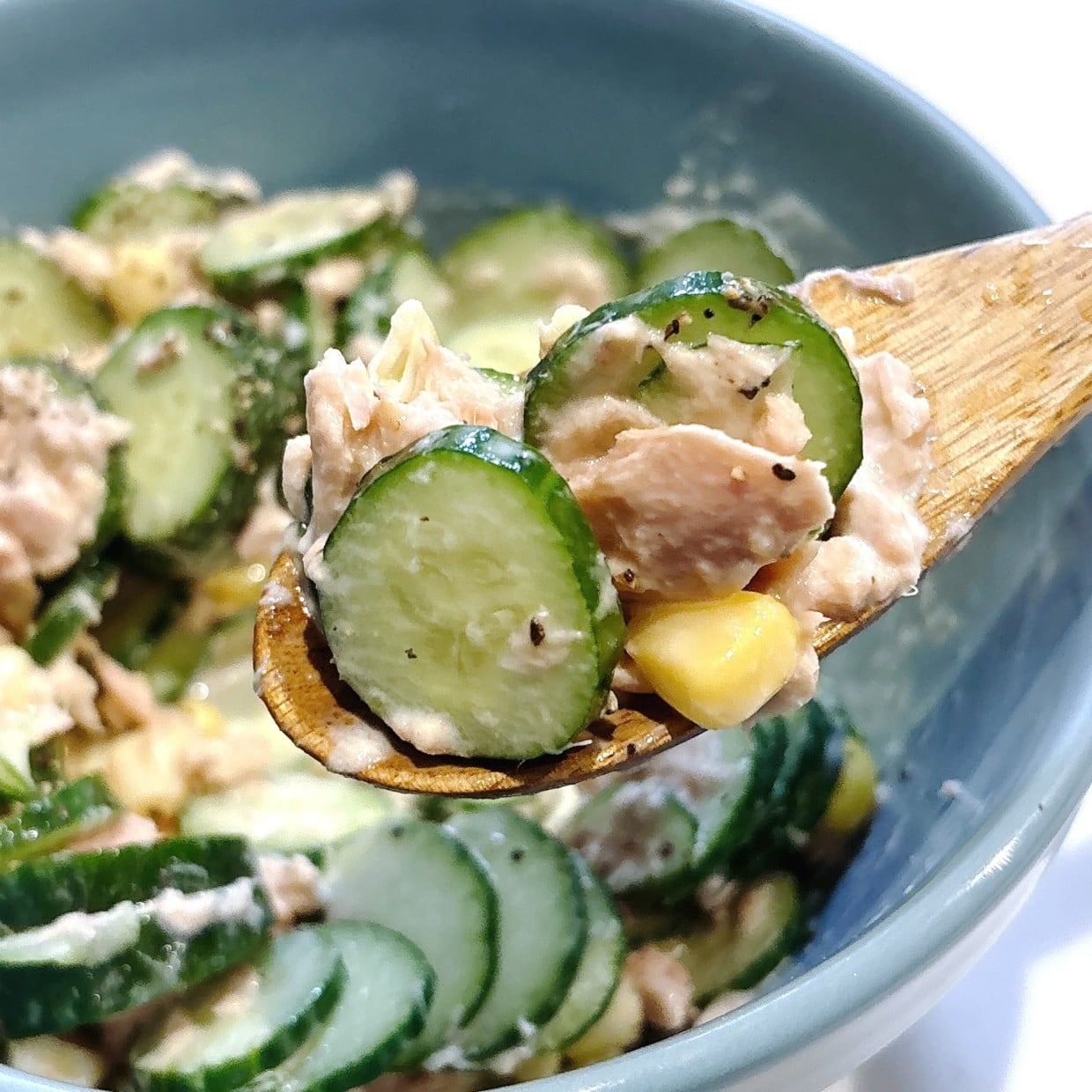  【夏野菜の1分クッキング】マヨと酢でさっぱり！きゅうと缶詰具材を混ぜるだけの“彩りサラダ” 