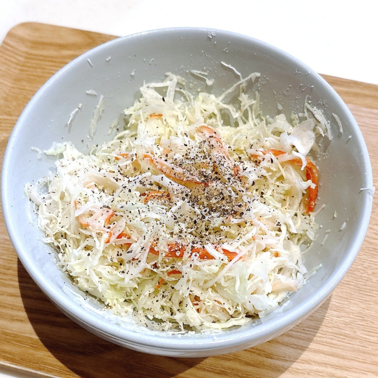  【1分クッキング】カットキャベツとかにかまをさっと混ぜるだけの“イタリアン風サラダ”「山盛りペロリ」 