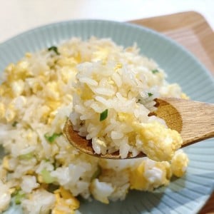 作る工程は同じなのに全然違う。「小さじ1」でやさしい味わいのチャーハンが完成「さらっと食べられる」