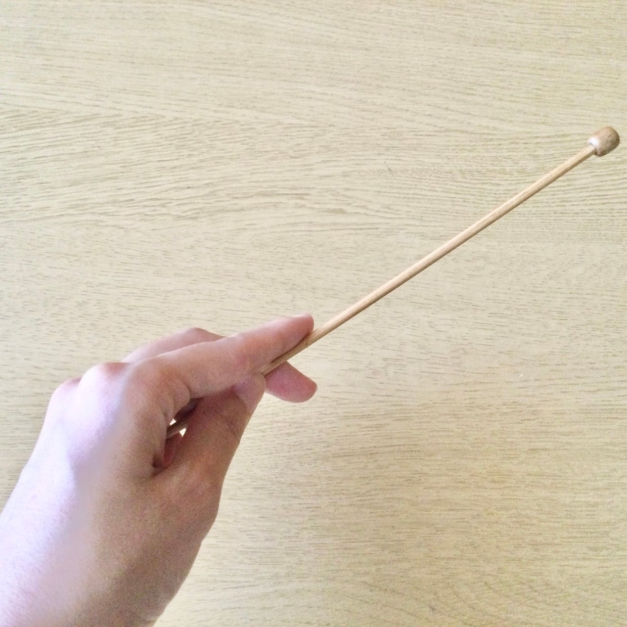  「使っていない編み針」を高いところで滑らせてみると…「届く」「長いから便利」【家事に役立つ活用術】 