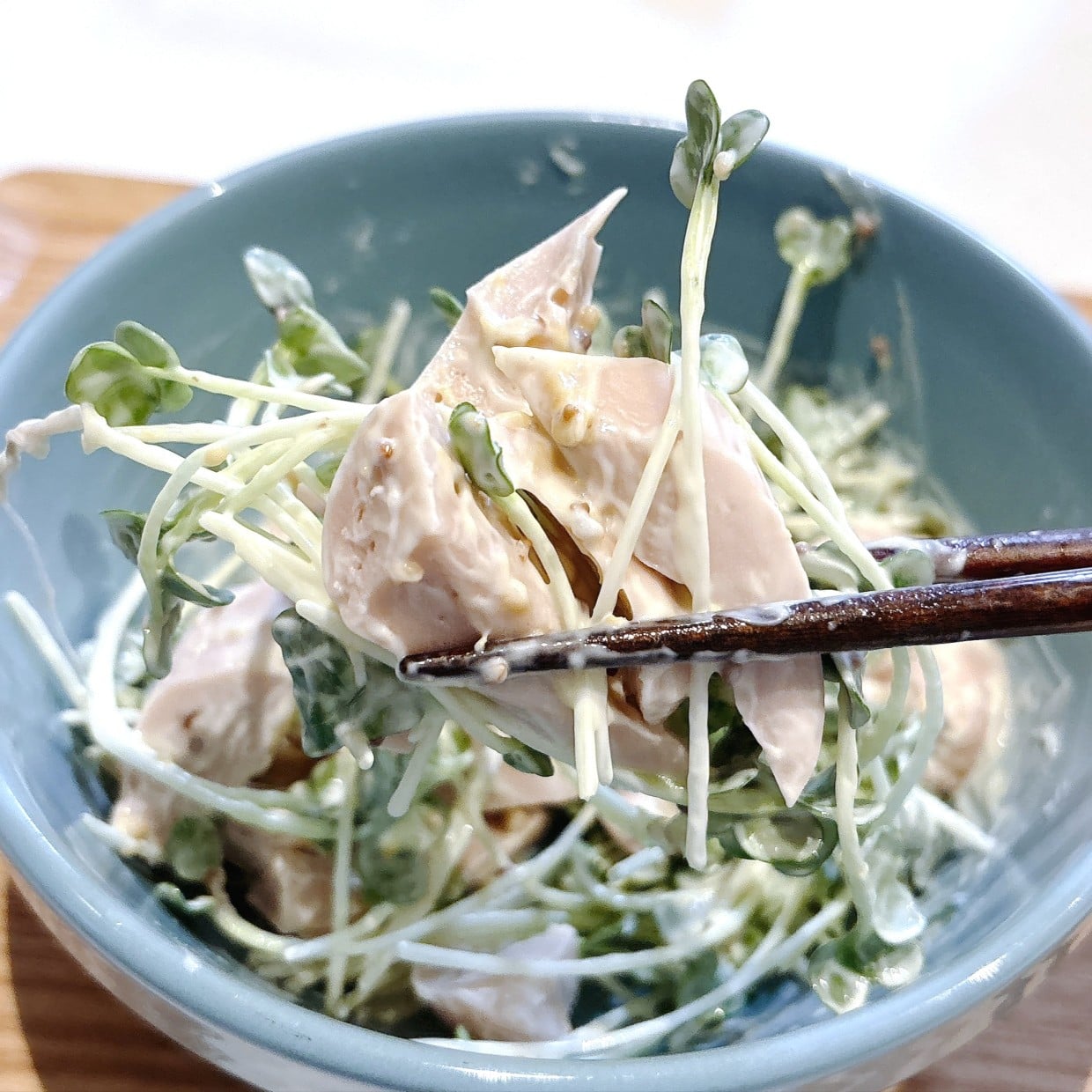  【1分クッキング】魚肉ソーセージとかいわれ大根を切って和えるだけ「抱えて食べたい」「マヨ味がいい」 