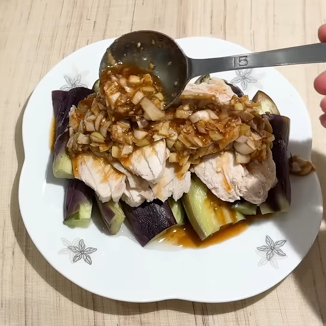  火を使わずレンチンで完成！トロトロ「ナス」と鶏むね肉のやみつき夏おかず｜管理栄養士に学ぶ 