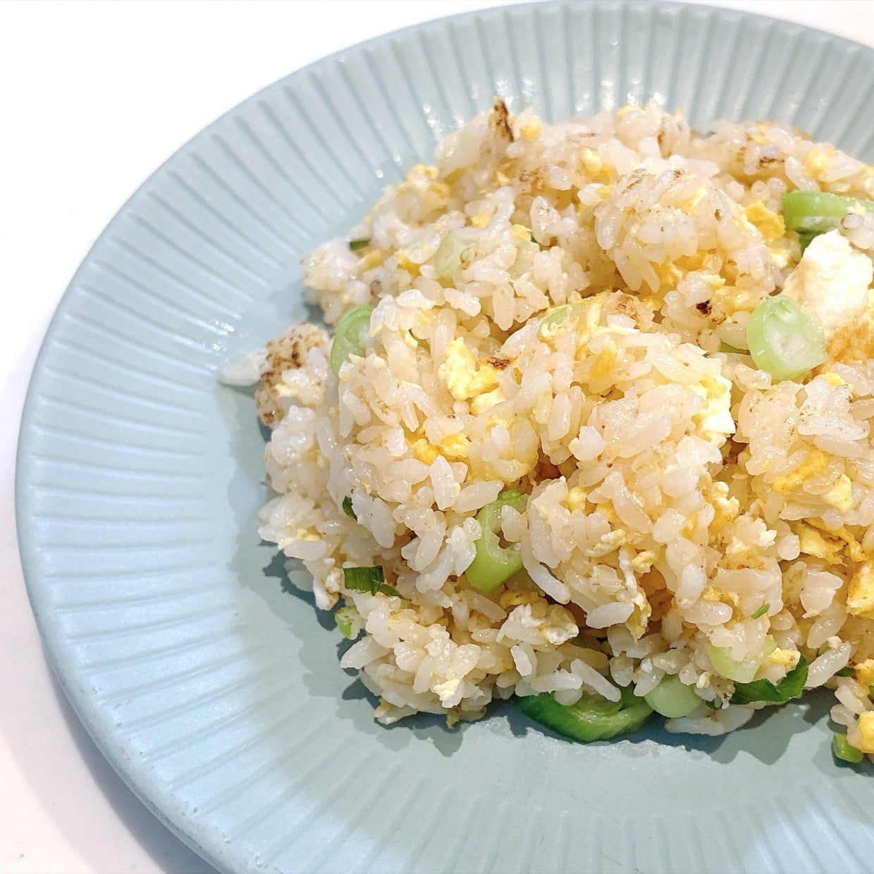「大さじ1入れるだけ」いつものチャーハンがコク深になる“茶色の調味料”「意外過ぎる」「食欲アップ」