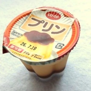 プリンのカップに入れて正解でした！「大きさが絶妙」「キッチンがごちゃつかない」【便利な活用術3選】