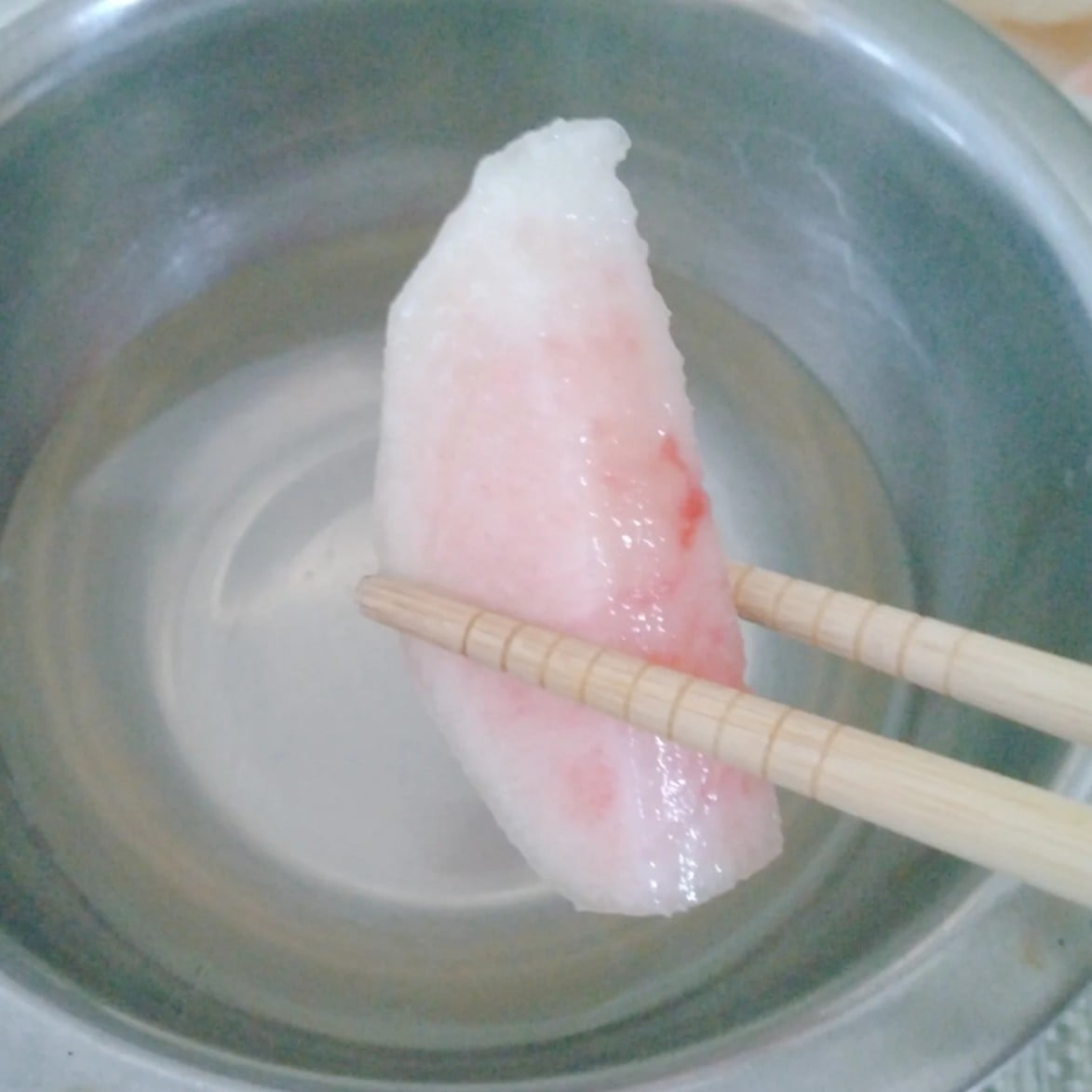 桃をレモン水に入れると…「夫に言いたい」「見た目がきれい」【夏の果物の知って得する知恵3選】