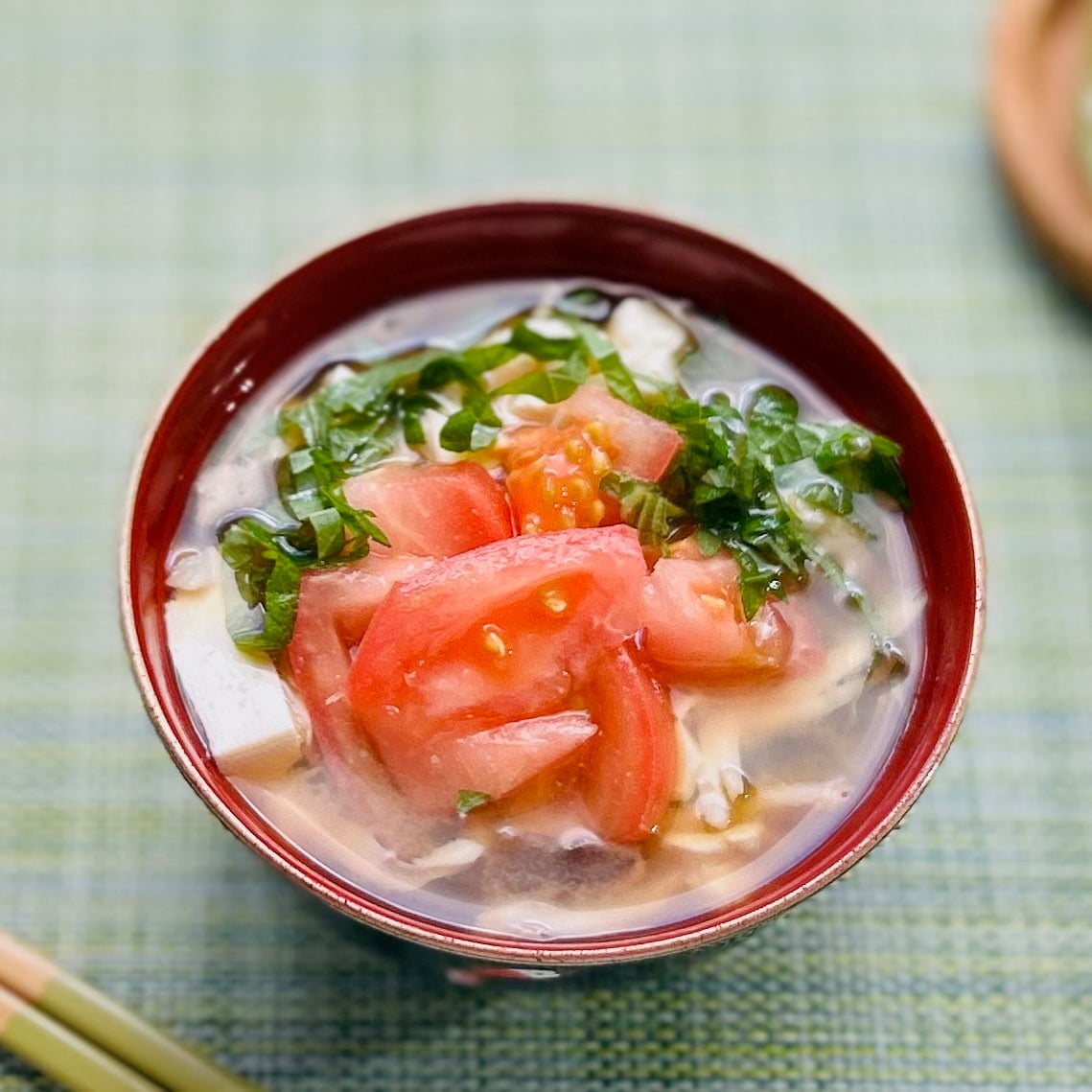  夏の「みそ汁」に3つ入れるだけ！ビタミンCや食物繊維、たんぱく質も摂れるレシピ 