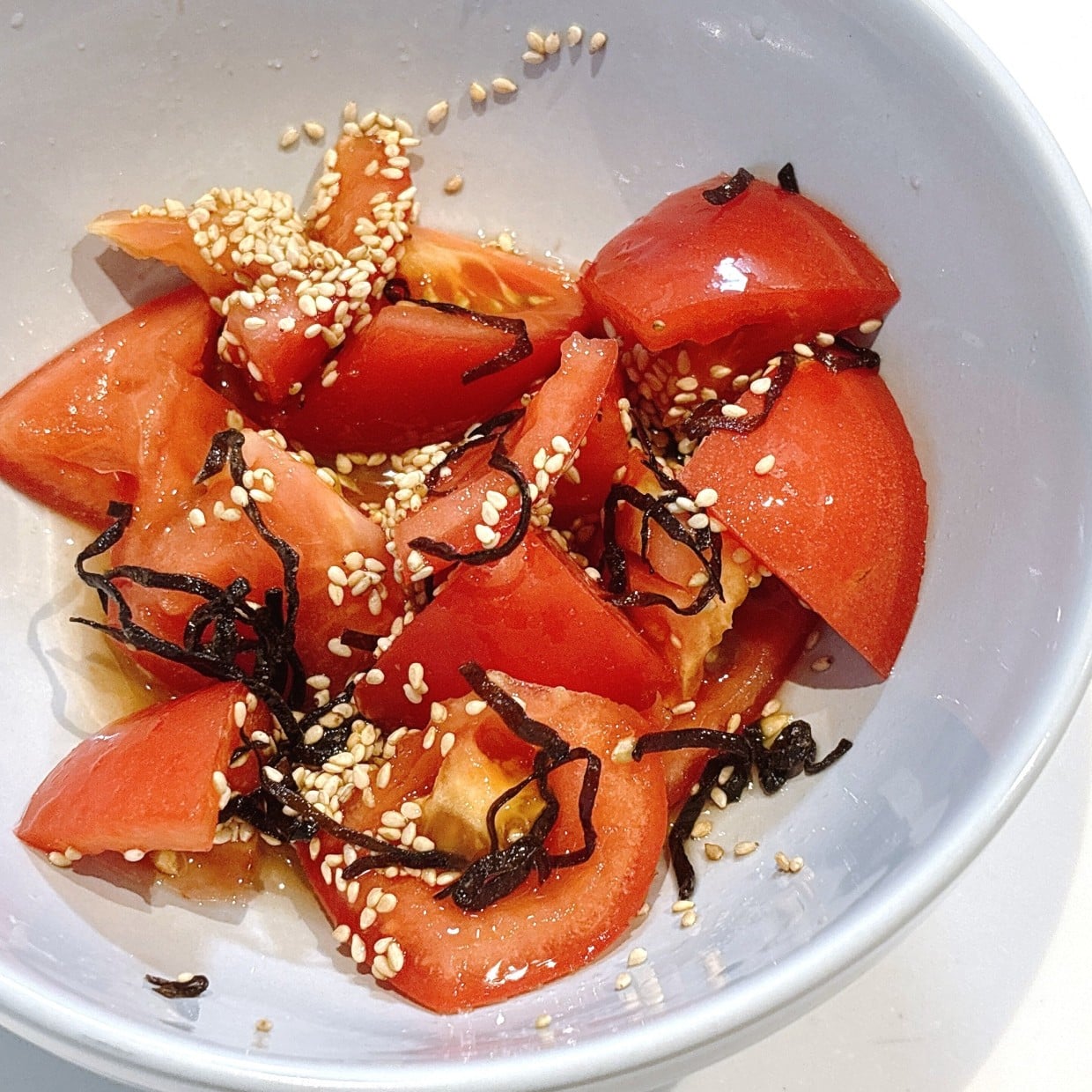  【1分クッキング】トマトを切って塩昆布と調味料と混ぜるだけ。旨味たっぷりの“夏のごちそう副菜” 