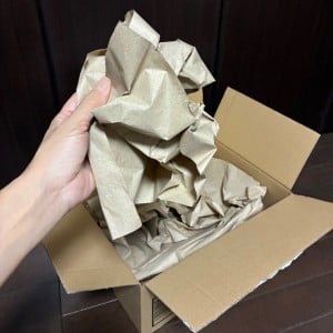 緩衝材の紙を捨てずに広げて使うと「床が汚れなくていい」「気軽に捨てられる」【活用術2選】
