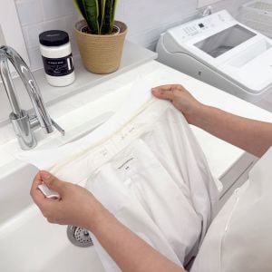 汗や皮脂汚れごっそり。「ワイシャツの襟」の“黄ばみ”をこすらず白に戻す【プロのつけ置き術】