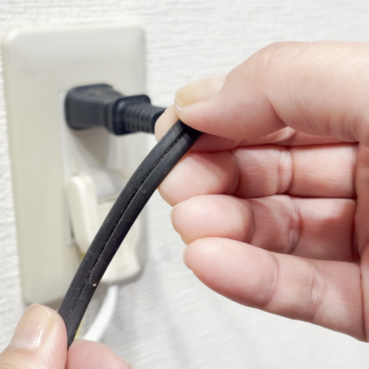  え！ホコリだらけじゃん…。【キッチン家電のコード】のかんたん掃除術「見落としてた」 