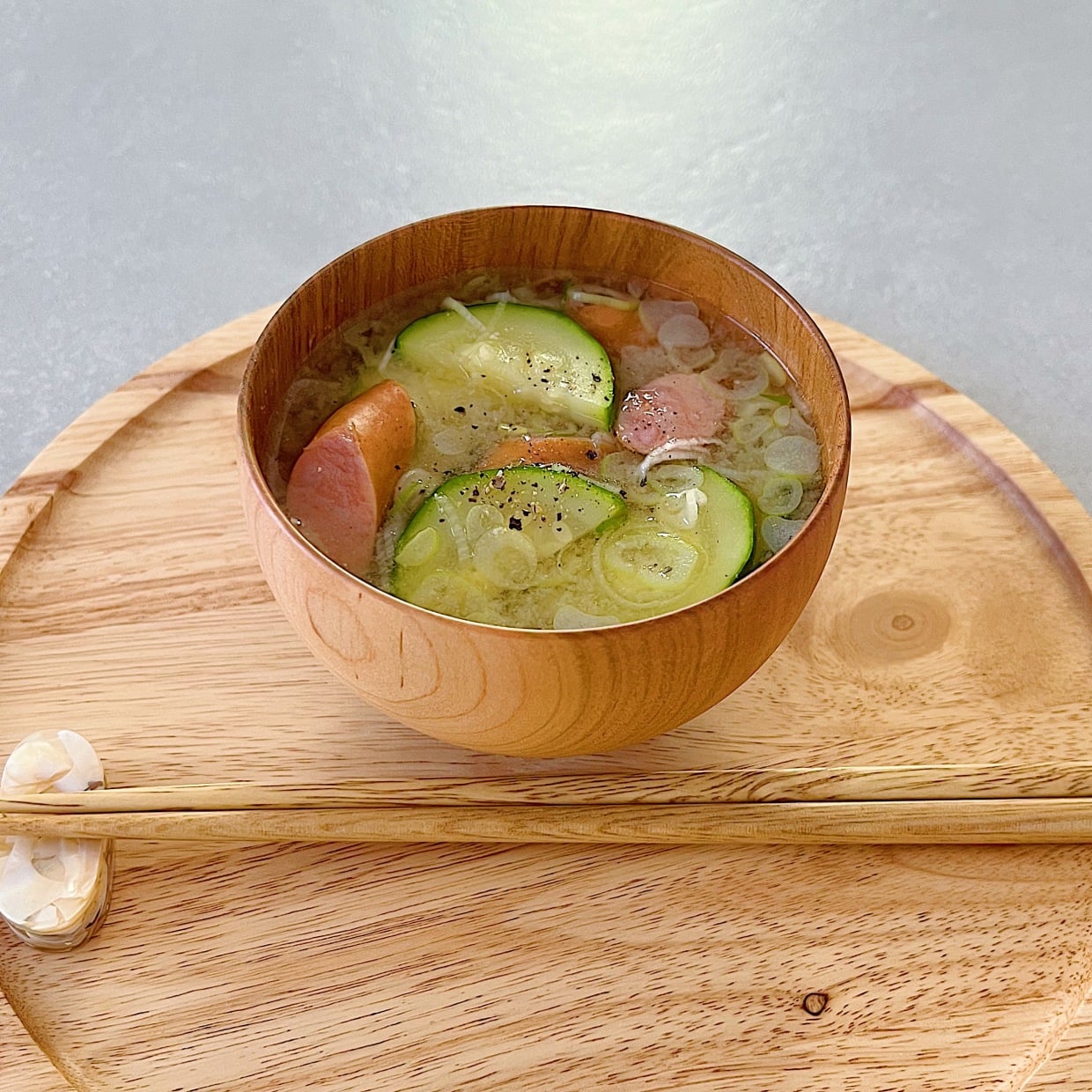  夏の「みそ汁」に2つ入れるだけ！朝からたんぱく質や食物繊維も摂れるレシピ【夏を乗り切る身体づくりに】 