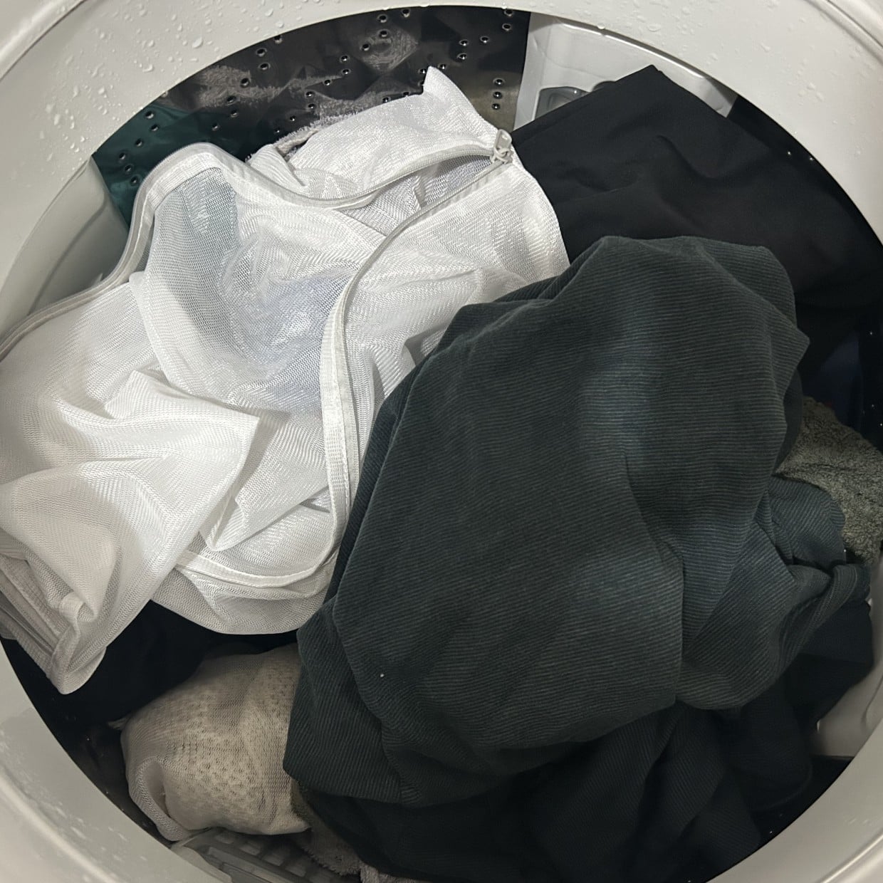 なぜか洗濯後に洗濯ネットから服が出てる…。【意外な原因3つ】