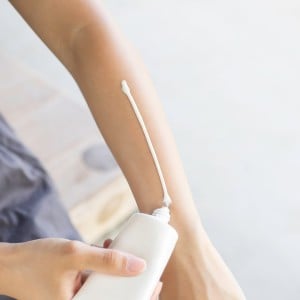 「白い服」が黄ばむのは汗のせいじゃないかも。意外な【黄ばみの原因】と対処法