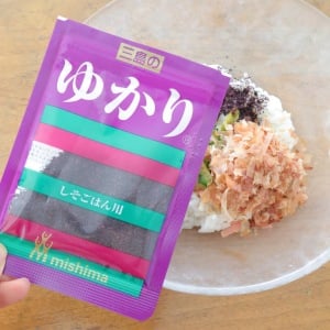 朝「おにぎり」に3つ混ぜるだけ！たんぱく質やビタミンCも摂れるレシピ【暑い時期の栄養補給に】