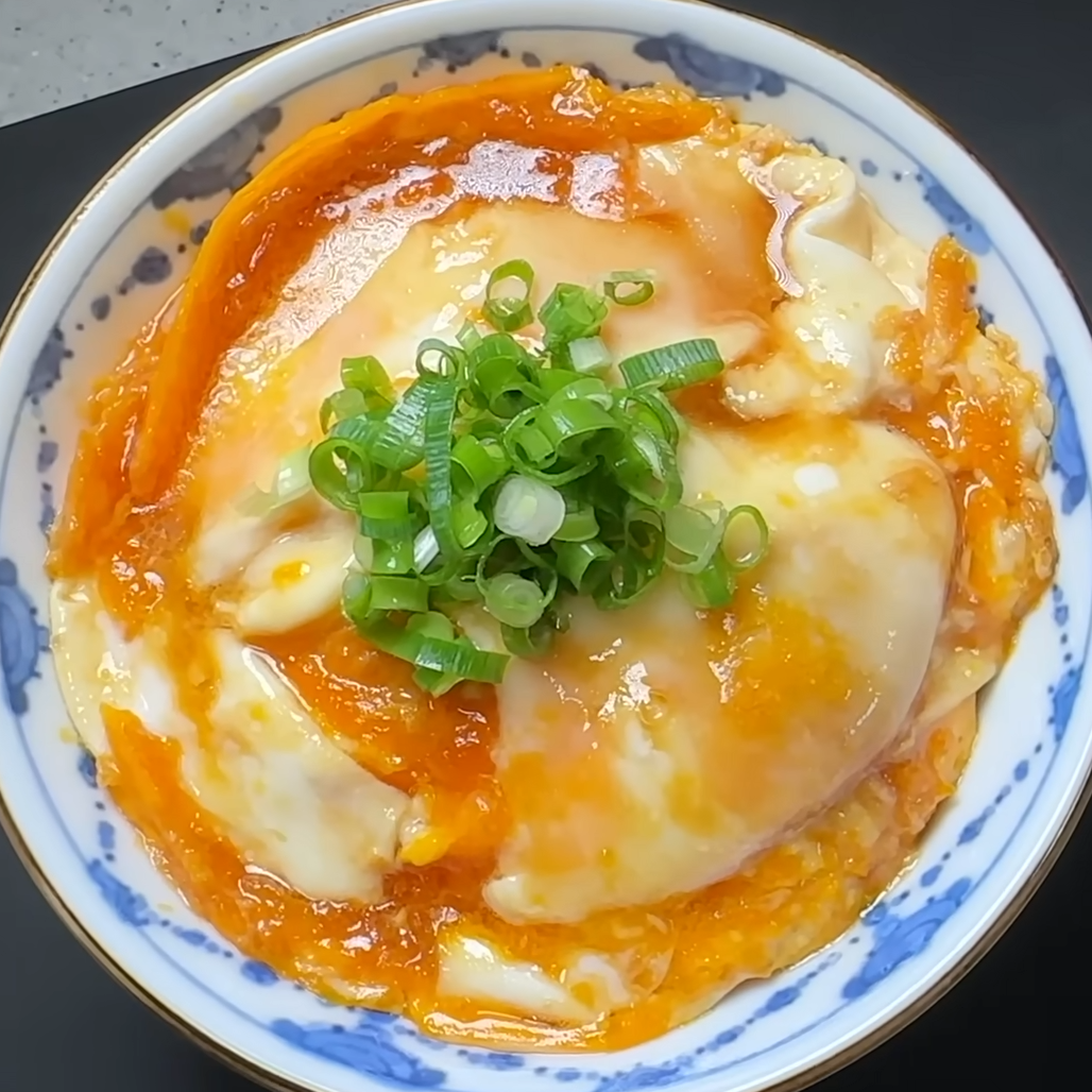  目玉焼きは黄身を潰して！だし醤油を絡めるだけでご飯が止まらない「やみつき卵丼」 