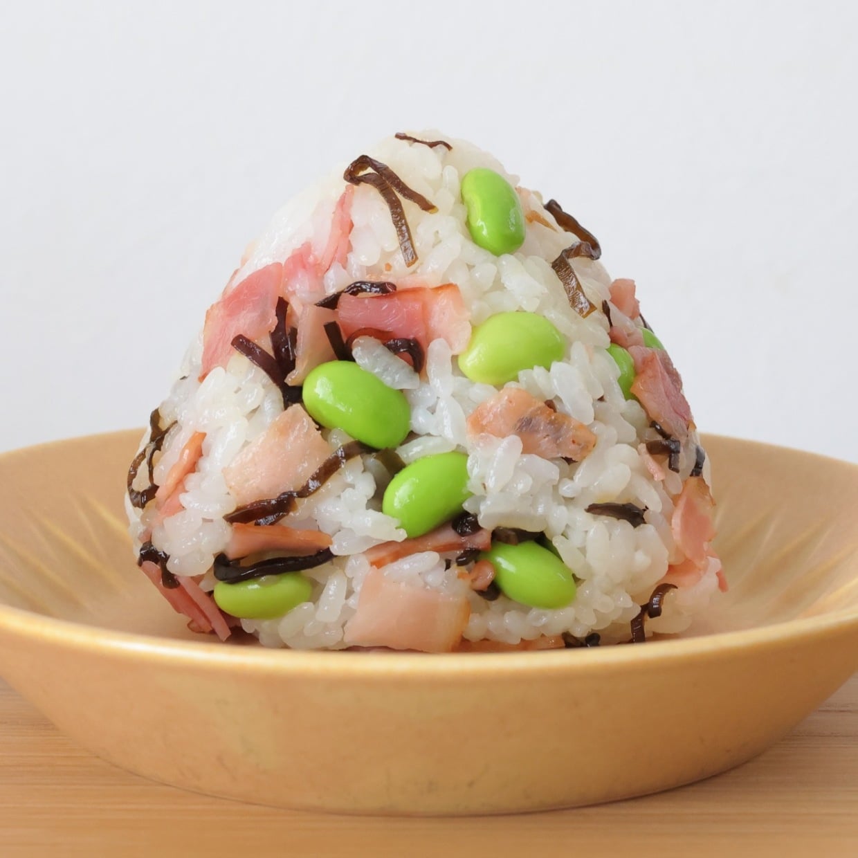  朝「おにぎり」に3つ混ぜると満足感が上がる。たんぱく質や食物繊維も摂れるレシピ【夏のおにぎり】 