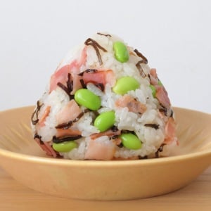 朝「おにぎり」に3つ混ぜると満足感が上がる。たんぱく質や食物繊維も摂れるレシピ【夏のおにぎり】