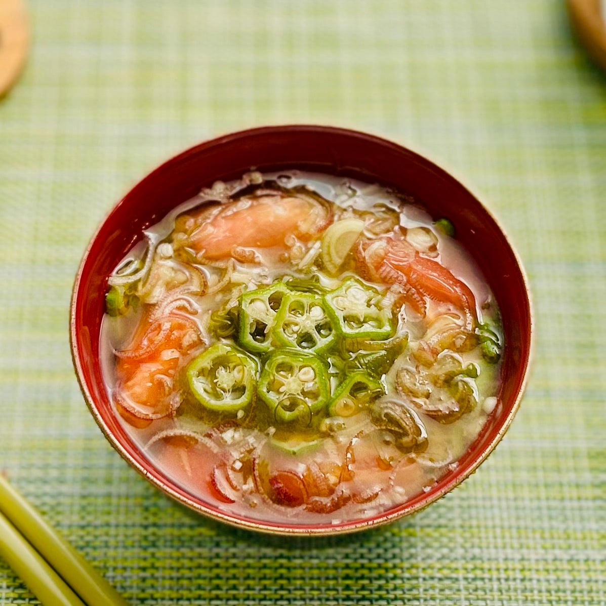 夏の「みそ汁」に3つ入れるだけ！食物繊維やビタミンCも摂れる“夏野菜”レシピ 
