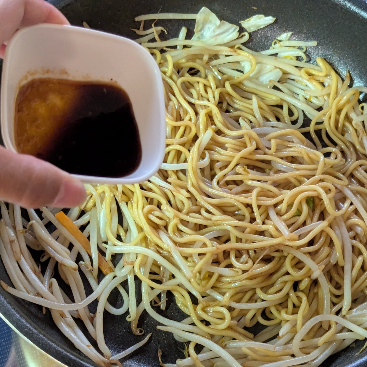  いつもの焼きそばに「大さじ1」加えてみて。旨味がぐんとアップする調味料 