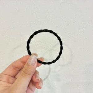 髪を結ぶだけじゃない！夏のお出かけのあるある悩みに「ヘアゴム1本」が役立つ【持ち歩きたくなる活用術】