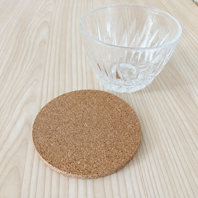  水滴対策は飲み物だけじゃなかった！置いたらしっくりくる「コルクコースター」の【意外な使い道】 