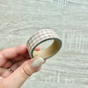 余った「マスキングテープ」をクルクルして穴をあけると…「読書が楽しくなる」「簡単！」【意外な活用術】