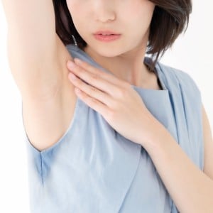 “暑いからこそ着る”が正解。「インナー」のメリットとは？「洗い分けできる」「不快感が減る」