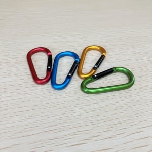 ダイソーの“カラビナ”が旅行中に「あってよかった」と思える【3つの使い道】「移動がラク」「助かった」