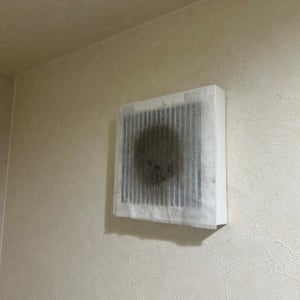 “上”を見て。ホコリびっしりの「トイレの換気扇」を“ウタマロと歯ブラシ”できれいにした掃除レポ