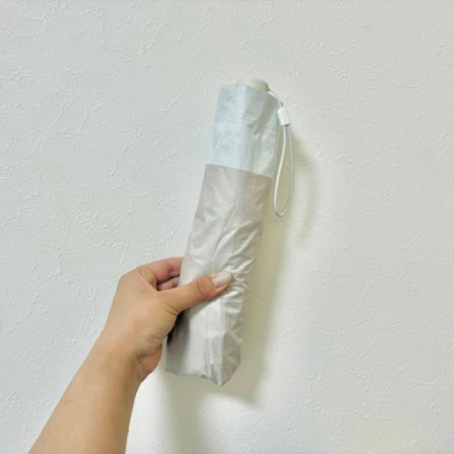  小さなバッグで出かけたい日の救世主！入らない「日傘」にクルクル巻いて持ち歩く【おしゃれワザ】 