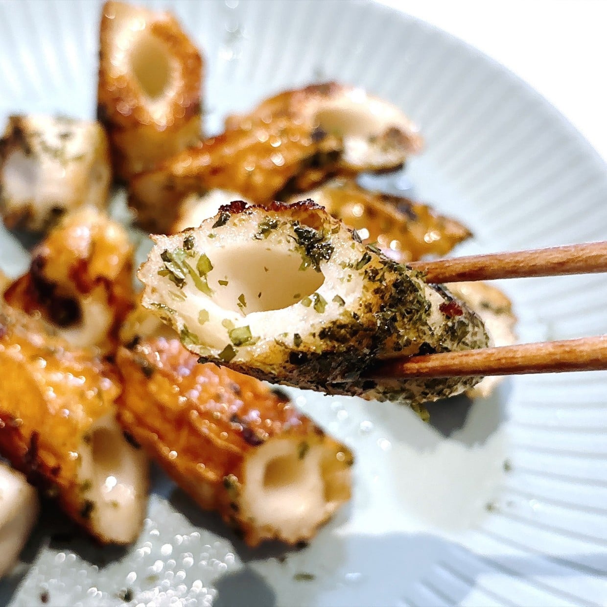  【1分クッキング】ちくわとあおさを一緒に炒めるだけ。風味とコクがたまらない【疲れた日の救済レシピ】 