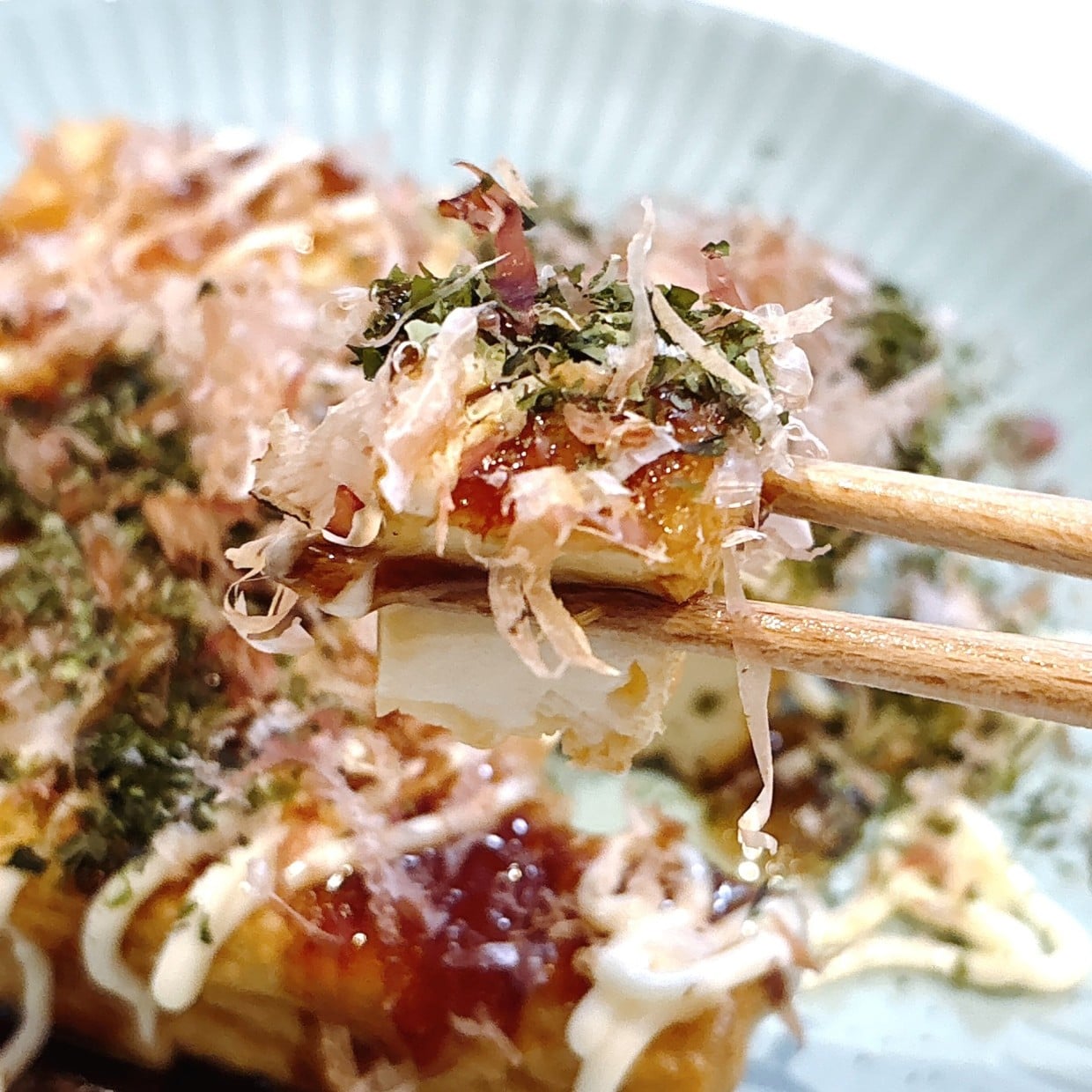  【1分クッキング】コンロ要らず。厚揚げをレンジで作る“たこ焼き風おかず”「軽くペロリ」「夏の救世主」 