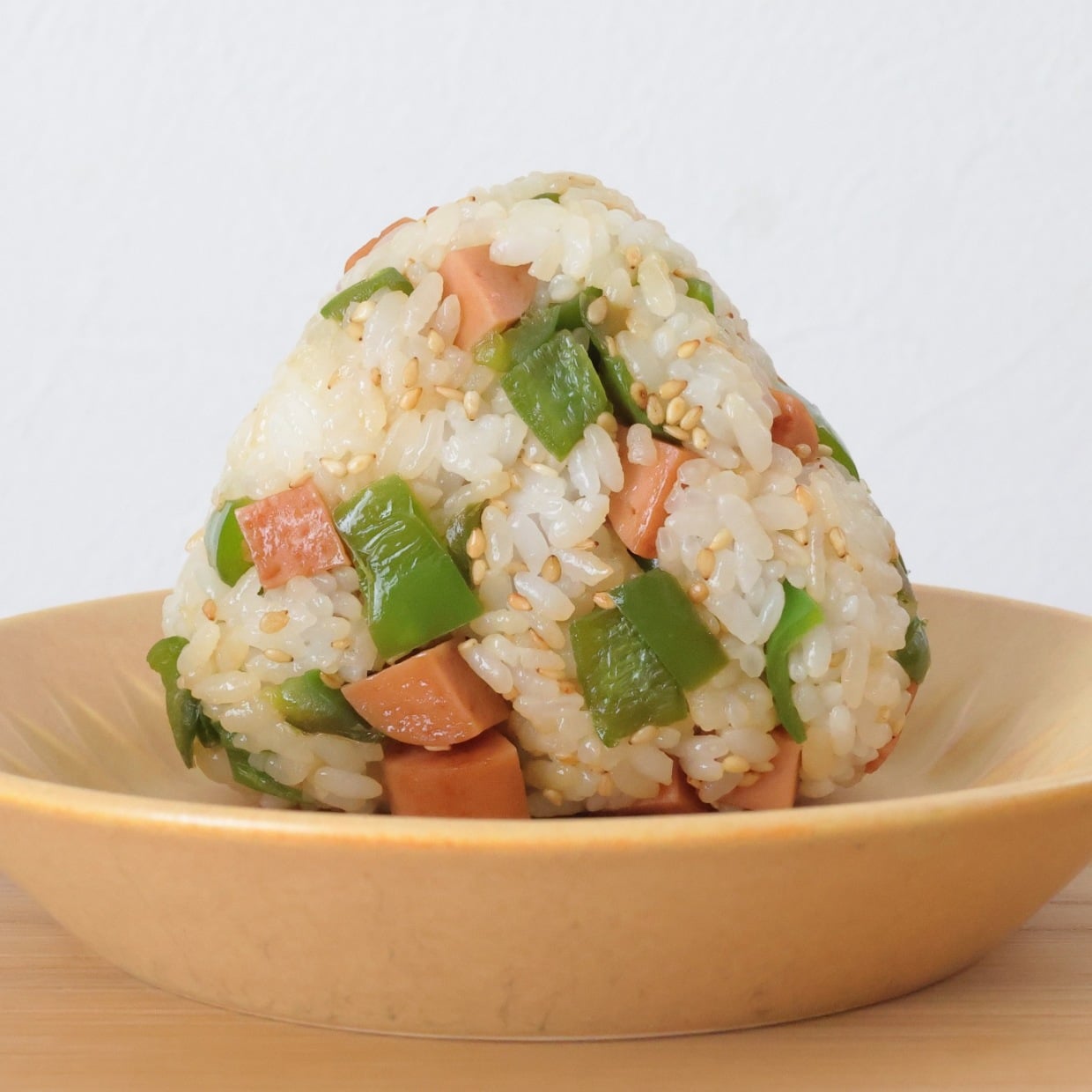 夏野菜と「魚肉ソーセージ」は相性抜群。夏のごちそうおにぎり【600種のレシピを開発したおにぎり作家】