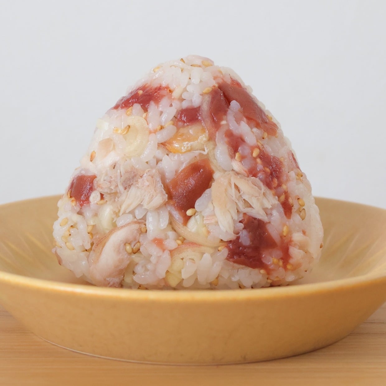  「梅おにぎり」に2つ混ぜるだけ！タンパク質も摂れる意外な食材の組み合わせ【夏休みのお昼ごはん】 