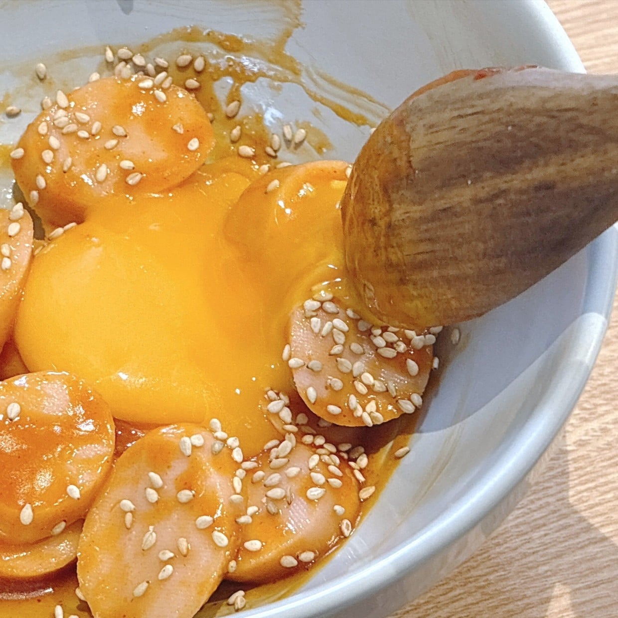 【夏の1分クッキング】魚肉ソーセージと甘辛だれを絡めて卵黄をポンとのせる“ユッケ風”おつまみ 