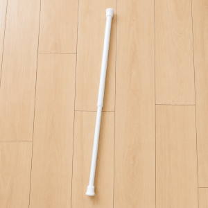 専用ホルダーを買わなくていい。使っていないつっぱり棒で作る【キッチンペーパー収納術】を試した結果