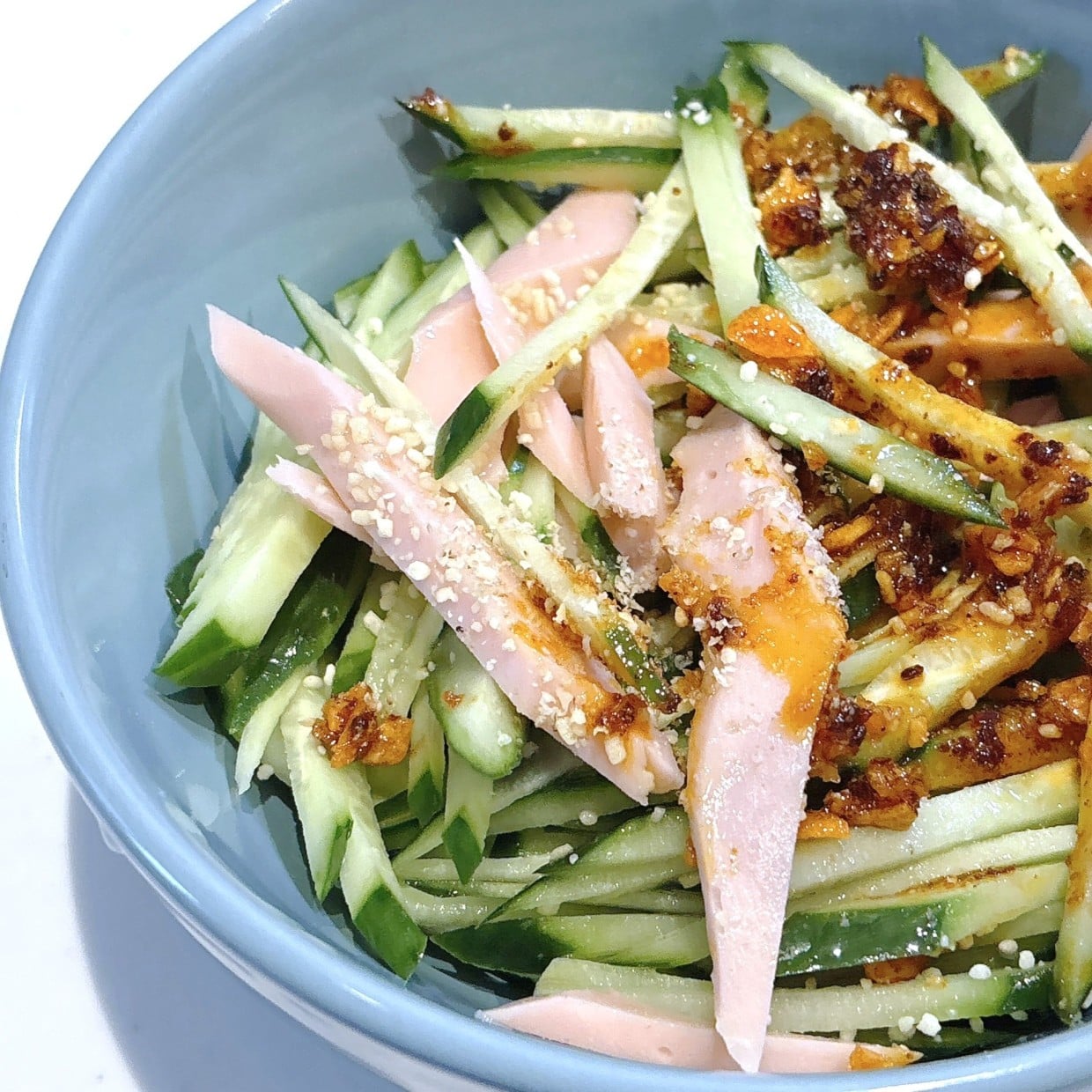  【1分クッキング】魚肉ソーセージときゅうりをピリ辛調味料で和える“食欲倍増レシピ”「夏にぴったり」 