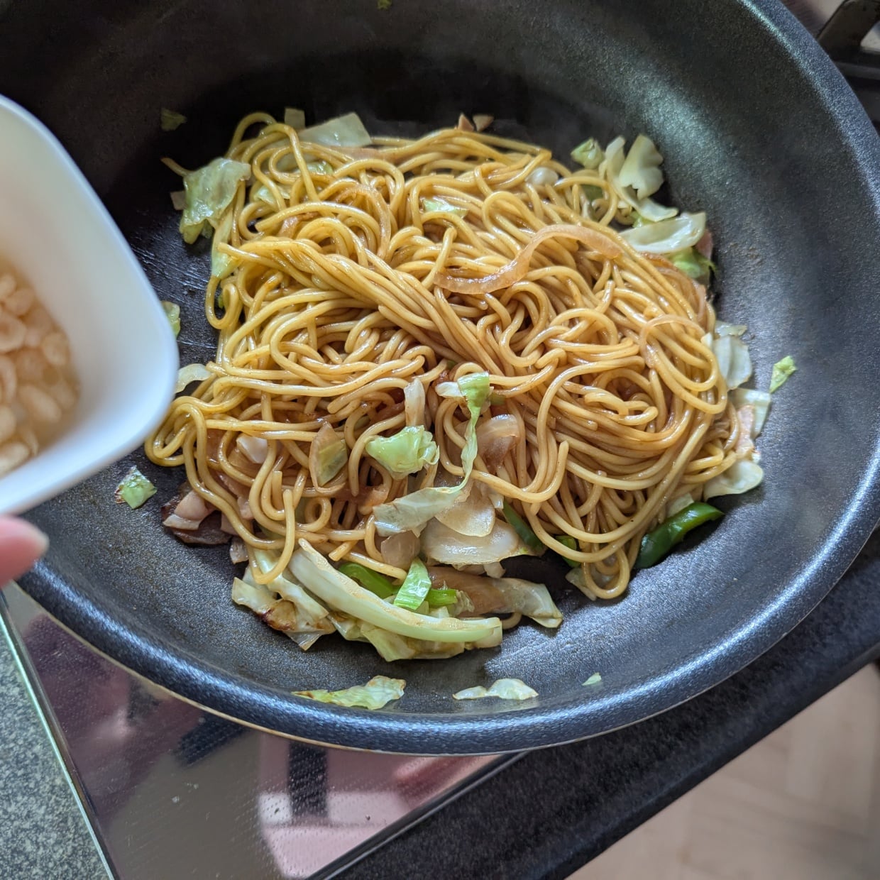  夏休みにお世話になった「焼きそば」のソース味に飽きたら「大さじ1」加えてみて。まろやかな甘みがいい 