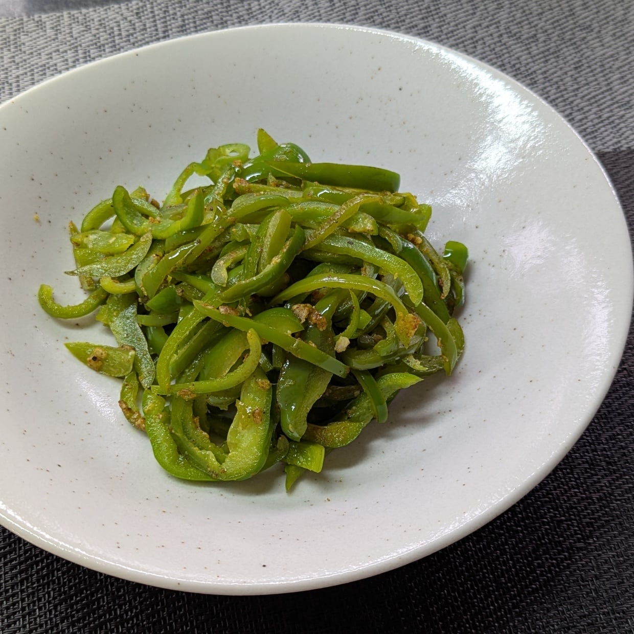  夏のピーマンが無限に食べられる！「苦みが和らぐ」子どももよろこぶ10分レシピ 