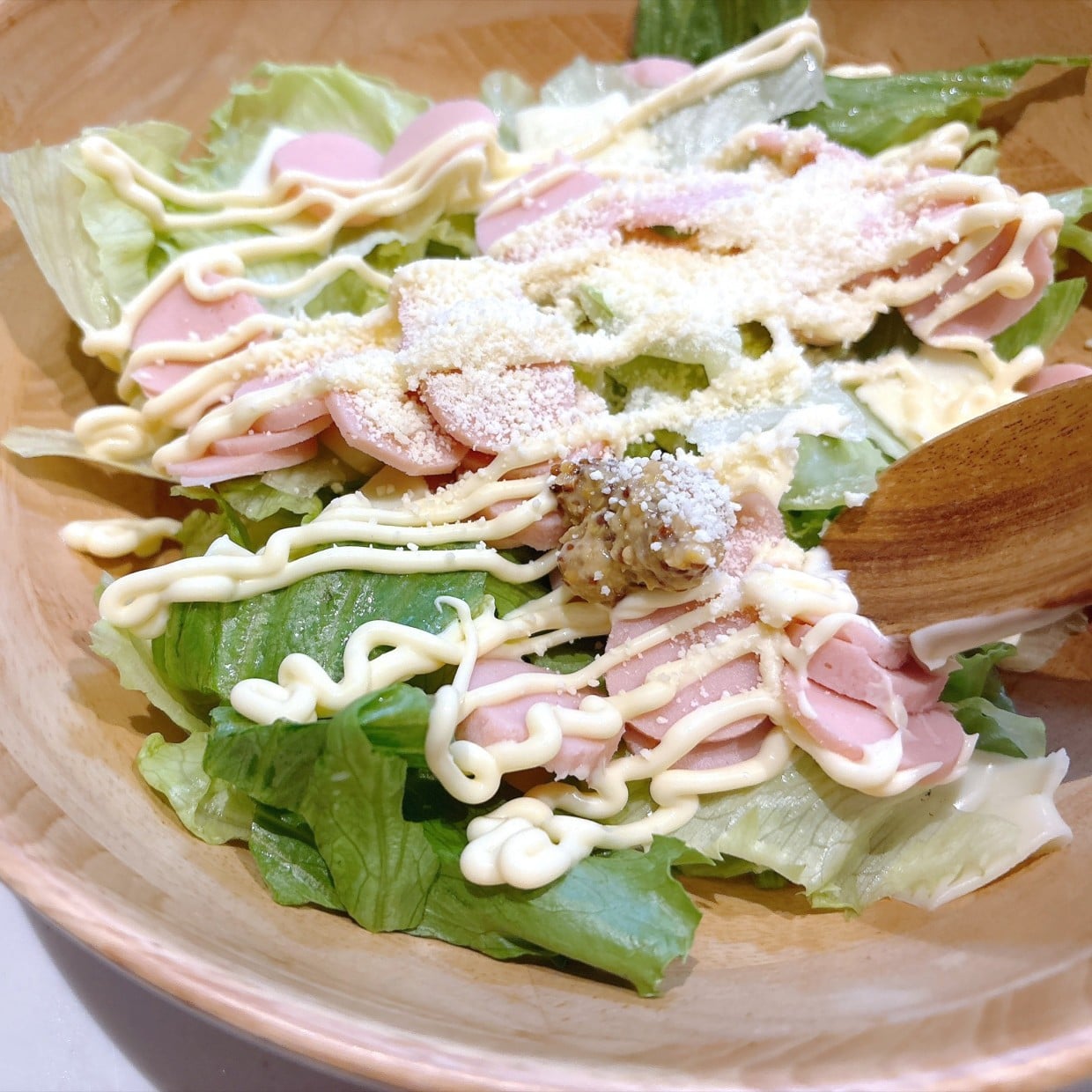  【1分クッキング】魚肉ソーセージ、レタス、チーズ全てボウルに入れて混ぜるだけ「旨味と塩味がいい！」 