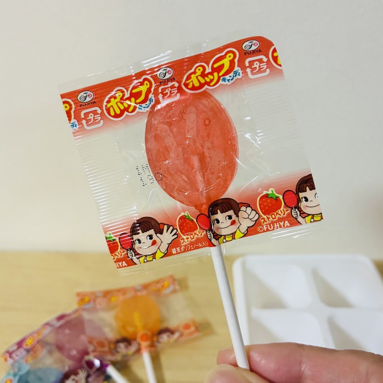  暑い日に試したら家族も大喜び。「棒つきキャンディ」が夏のひんやりアイスに変身【簡単ひと手間】 