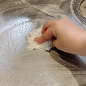 月に1度のシンク掃除で私が使うのは「使用済みのラップ」です。水アカ無縁のシンクになった
