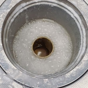 40℃のお湯で溶かして30分放置したらシュワシュワ！プロも実践する「キッチンの排水口」すきま時間掃除